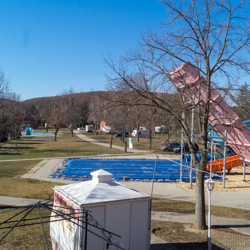 Teraszr&oacute;l a kil&aacute;t&aacute;s
