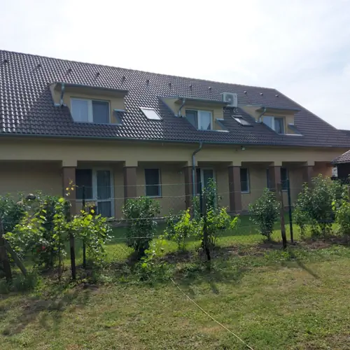 H&aacute;ts&oacute;kert
