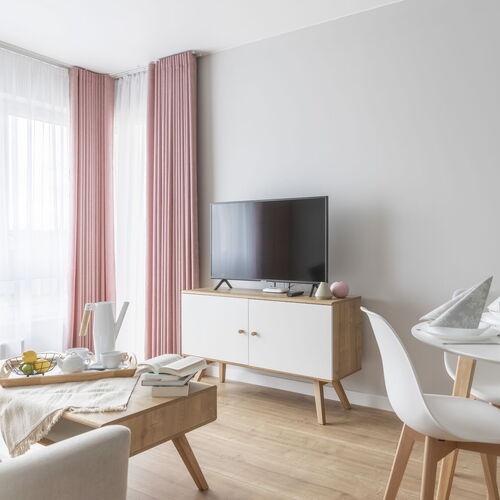 Apartament z balkonem, na który składa się salon z w pełni wyposażonym aneksem kuchennym, sypialnia i łazienka z prysznicem.