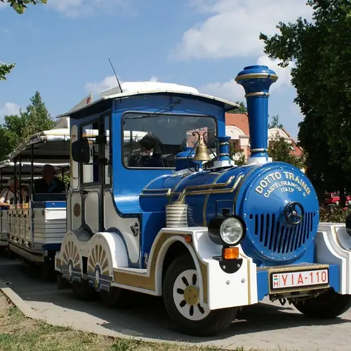 Dotto v&aacute;rosn&eacute;ző kisvonat