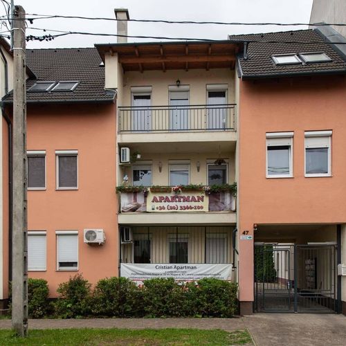 A társasház utcafronti homlokzata