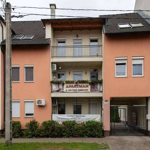 A t&aacute;rsash&aacute;z utcafronti homlokzata