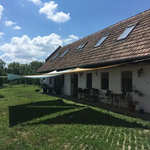 Napvitorla, udvar (400 m2)