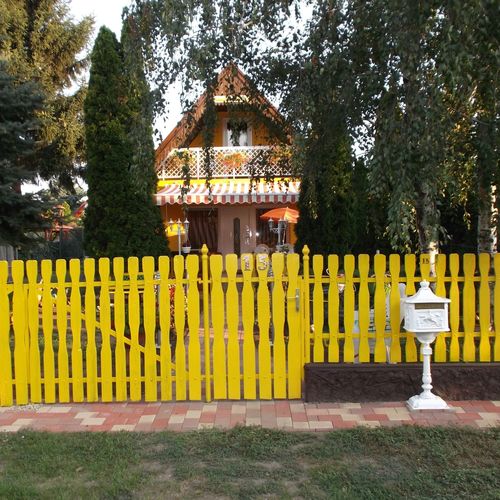 Főbejárat a Százszorszép utcáról.
