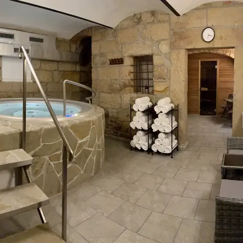 Priv&aacute;tn&iacute; wellness s v&iacute;řivkou, saunou a odpočinkovou z&oacute;nou - Budova C, Resort Mezn&aacute;