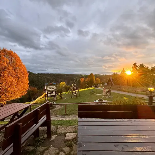 V&yacute;hled z terasy na dětsk&eacute; hři&scaron;tě a z&aacute;pad slunce - Resort Mezn&aacute;
