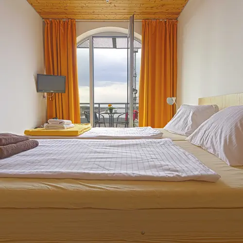 Hotel Rowing s terasou a v&yacute;hledem na vodn&iacute; plochu