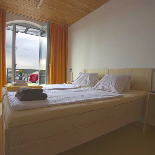 Hotel Rowing s terasou a v&yacute;hledem na vodn&iacute; plochu