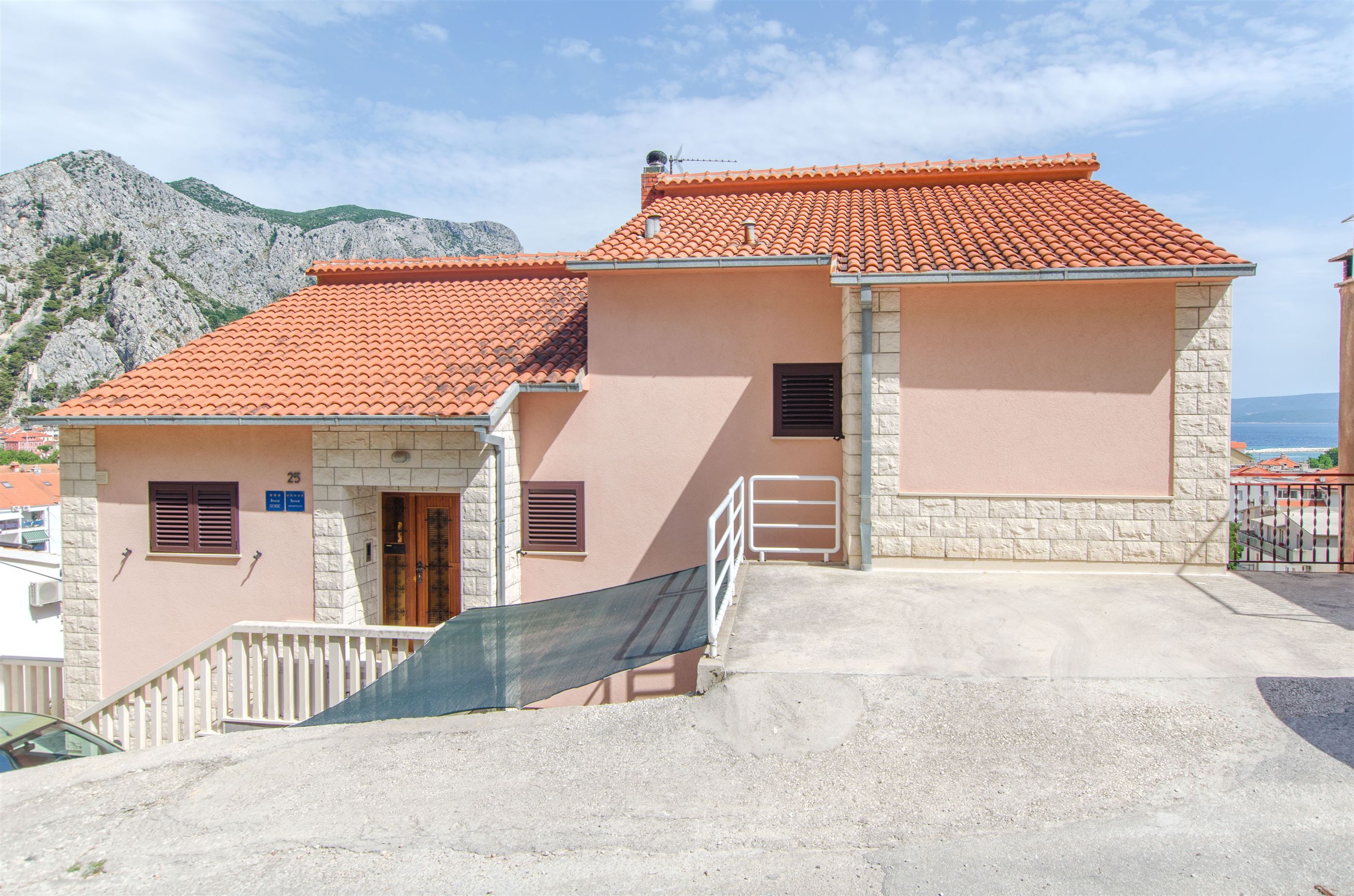 Apartments Zecic Omis