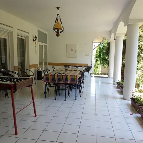 vend&eacute;gh&aacute;z k&ouml;z&ouml;s terasz