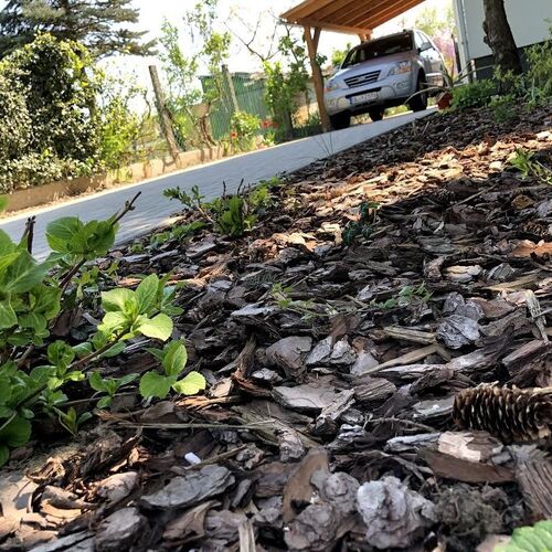 Zárt, biztonságos parkolási lehetőség, akár több autó számára is.