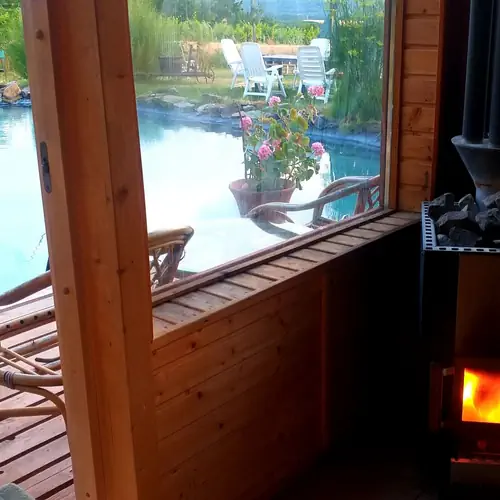 Fat&uuml;zel&eacute;sű finn szauna a t&oacute; partj&aacute;n.