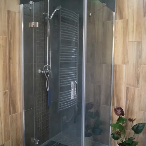 F&ouml;ldszint zuhanyz&oacute;