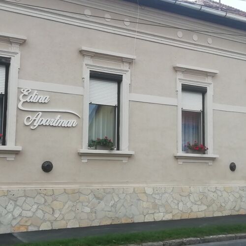 Az épület, utca fronti része. a parkolás itt biztosított