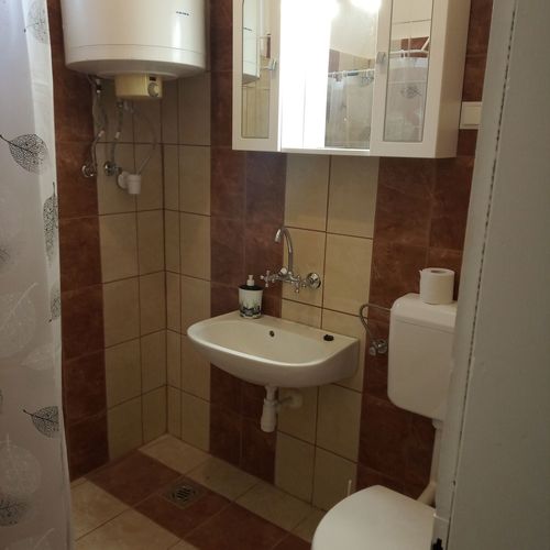 Zuhanyzós fürdőszoba wc -vel