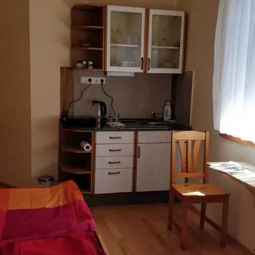 Konyhasarok: 2 db sz&eacute;k, asztalpult, v&iacute;zforral&oacute;, kotyog&oacute;s k&aacute;v&eacute;főző, keny&eacute;rpir&iacute;t&oacute;, indukci&oacute;s főzőlap, mikr&oacute;,mosogat&oacute;, főz&eacute;shez &eacute;s &eacute;tkez&eacute;shez felszerelve.
