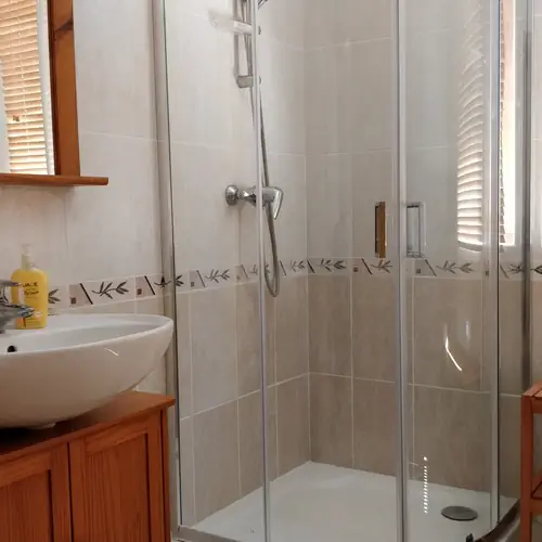 F&uuml;rdőszoba: zuhanykabin, mosd&oacute;, kis szekr&eacute;ny, t&uuml;k&ouml;r, wc, ruha t&aacute;rol&oacute; pad, ruha fogas, t&ouml;r&uuml;lk&ouml;ző sz&aacute;r&iacute;t&oacute; fali radi&aacute;tor, felmos&oacute; szett, lap&aacute;t, seprű.