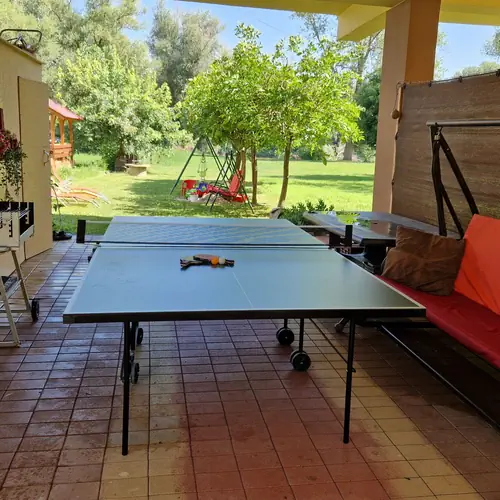 Pingpongasztal a teraszon &ndash; akt&iacute;v sz&oacute;rakoz&aacute;s &eacute;s j&oacute;kedv a K&ouml;r&ouml;storok Vend&eacute;gh&aacute;z vend&eacute;geinek.