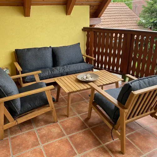 A felső, fedett terasz, mely loungegarnit&uacute;r&aacute;j&aacute;v&aacute;l lust&aacute;lkod&aacute;sra cs&aacute;b&iacute;t