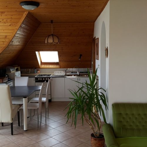 Flóra Vendégház Vonyarcvashegy  3