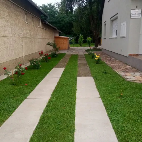 Bej&aacute;rat az utca felől