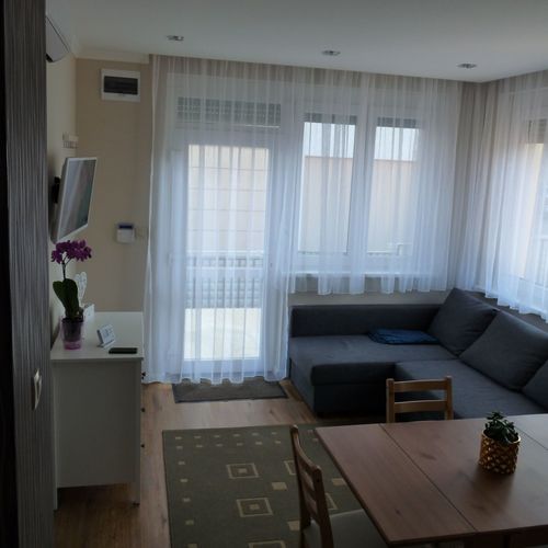 Nappali sarokkanapéval, ami kihúzható és ágyazható 2 személy részére, TV, Wifi,