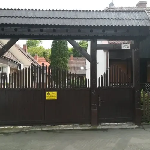 Bej&aacute;rat az utc&aacute;r&oacute;l