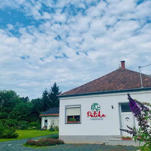 parkoló a ház előtt