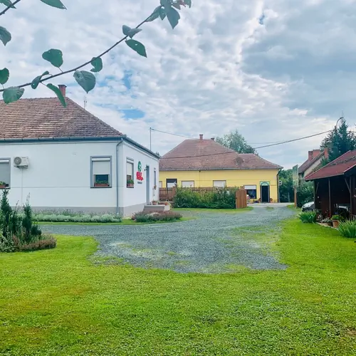 udvar, parkol&oacute;, bej&aacute;rat az utca felől
