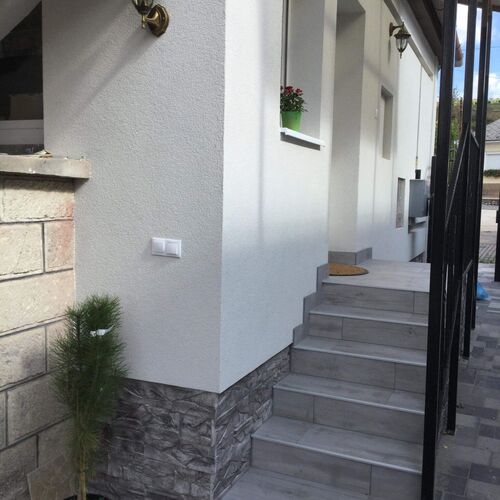 Az első udvar - Silver 7 apartmanunk bejárata