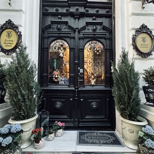 Conacul Coroanei Luxury Boutique Hotel București