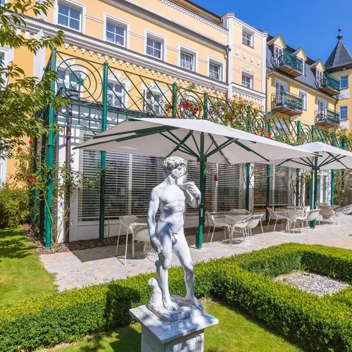 Letn&iacute; terasa u hotelov&eacute; kav&aacute;rny