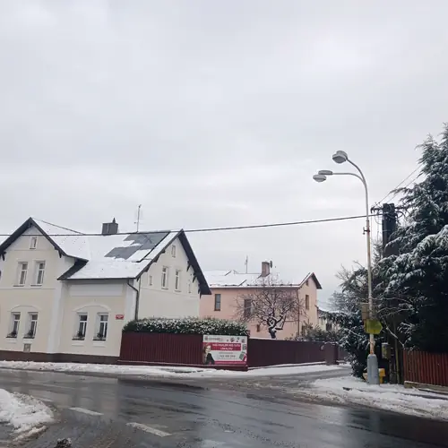 Budova v zimn&iacute;m obdob&iacute;