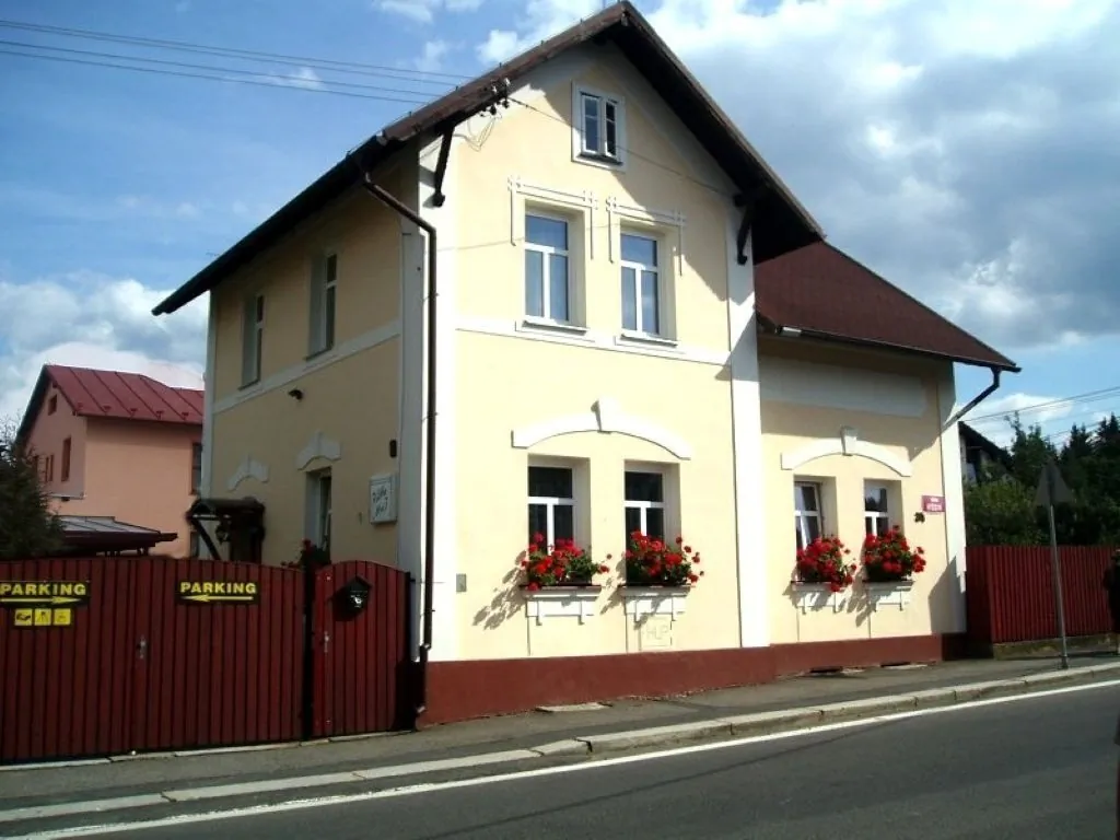 Budova v letn&iacute;m obdob&iacute;