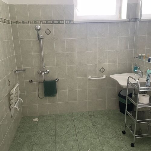 Dvoulůžkov&yacute; pokoj -Bezbari&eacute;rov&aacute; koupelna