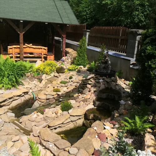 Možnost venkovn&iacute; posezen&iacute; pod pergolou a grilov&aacute;n&iacute;