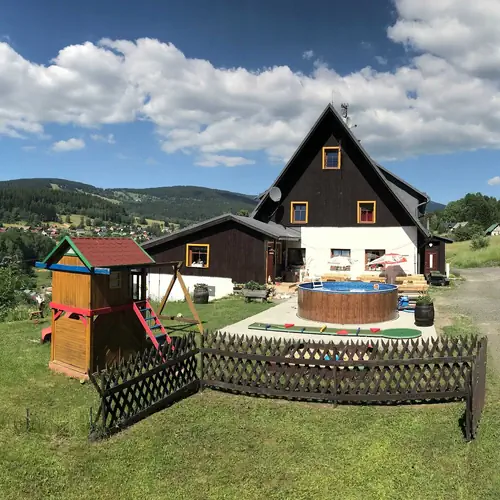 Dětsk&eacute; hři&scaron;tě, baz&eacute;n