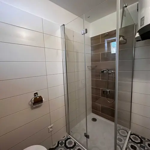 koupelna se sprchov&yacute;m koutem a WC