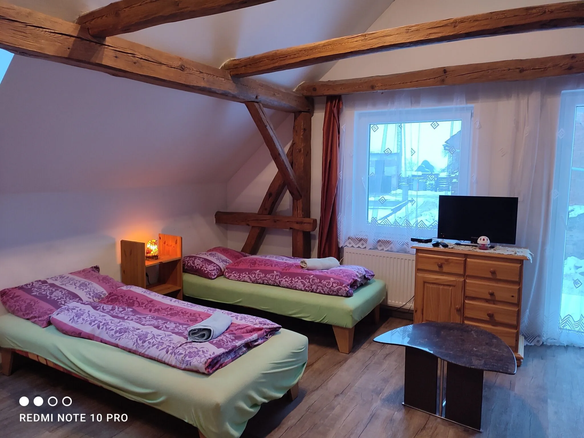 Rozdělen&eacute; v&aacute;lendy,lze spojit v jednu velkou postel 