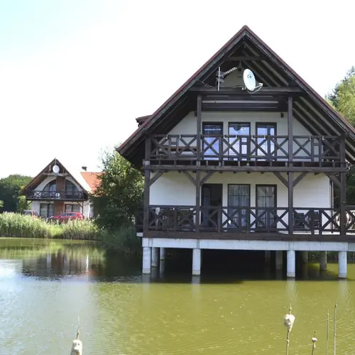 widok na dom od strony stawu