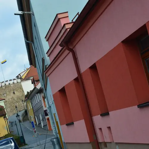Um&iacute;stěn&iacute; pod hradbami města