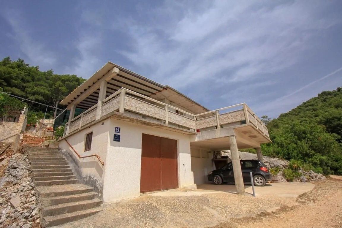 Robinson House Dionis Bogomolje