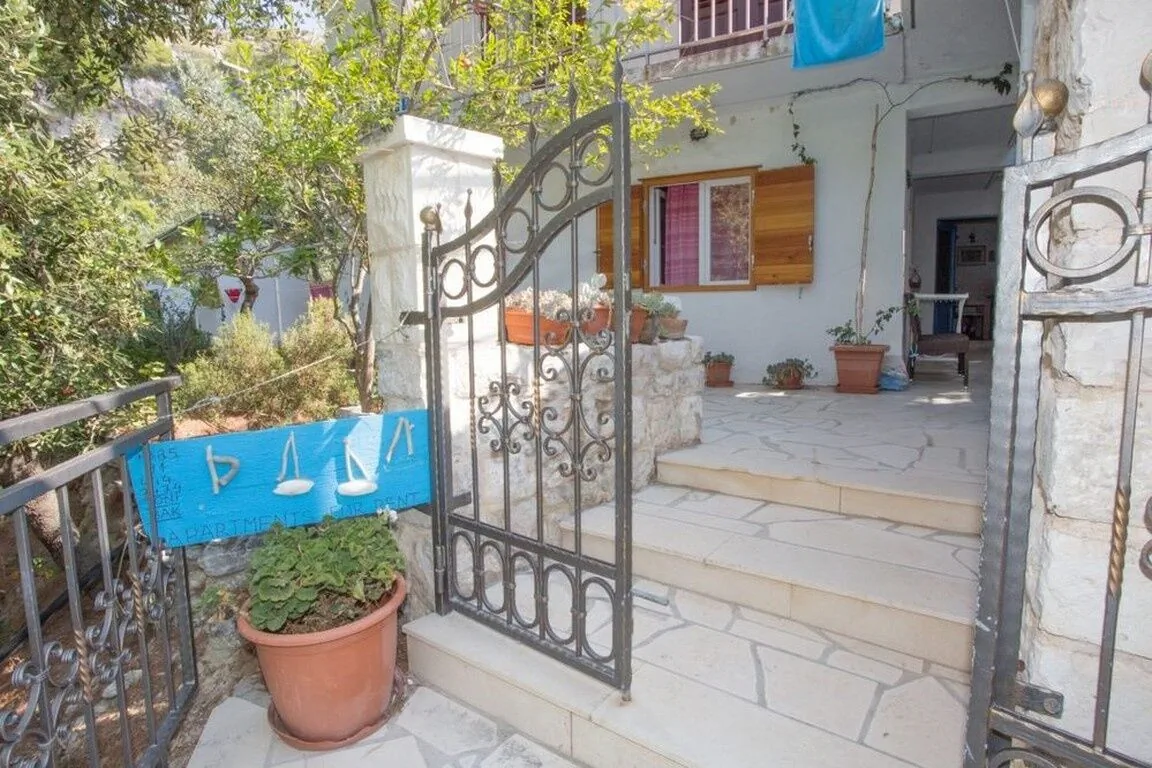 Robinson House Erina Zaraće