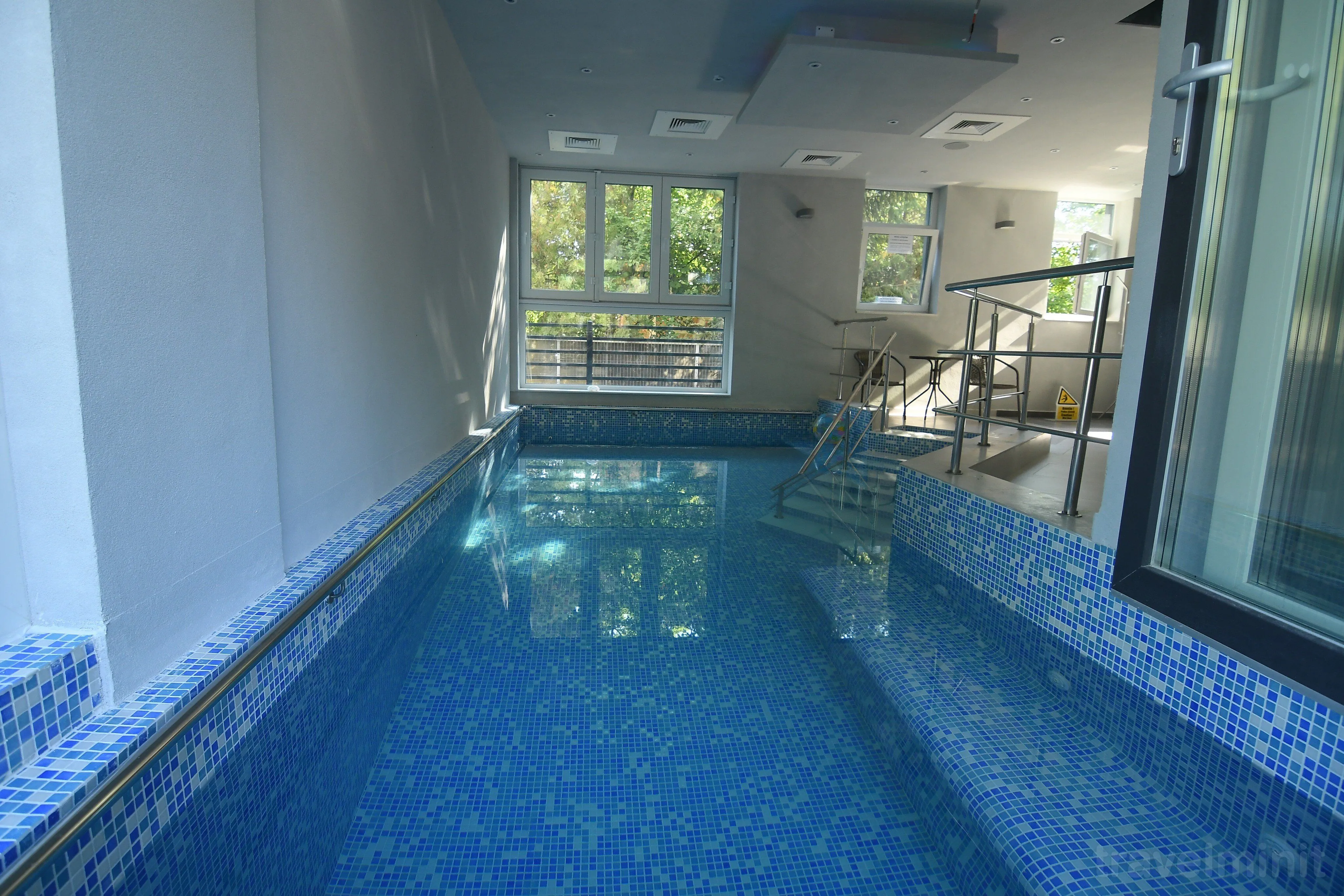 Piscina cu apa termala