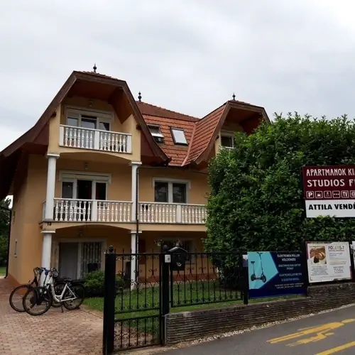 Attila Vend&eacute;gh&aacute;z az utca felől
