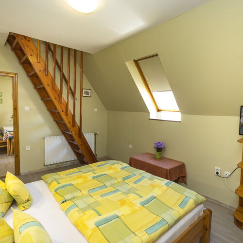 Kétszobás, konyhás apartman franciaágyas szobája
