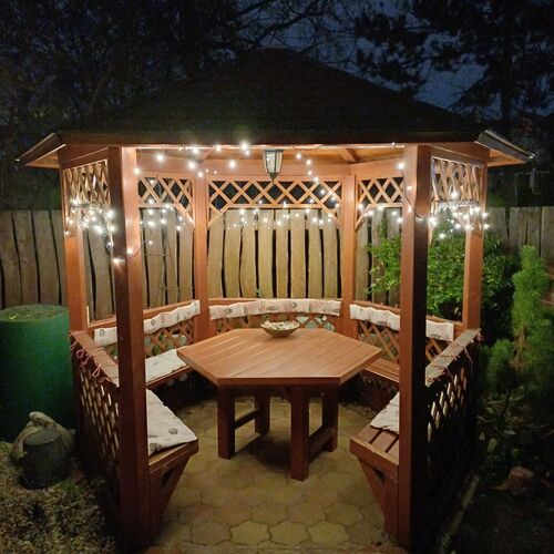 A kisház melletti kerti pavilon is használható, ez az esti hangulatvilágítás