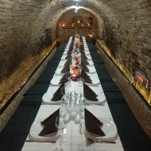 fűthető pince, mely rendezv&eacute;ny eset&eacute;n kb 35 főre ter&iacute;t&eacute;ssel is k&eacute;rhető