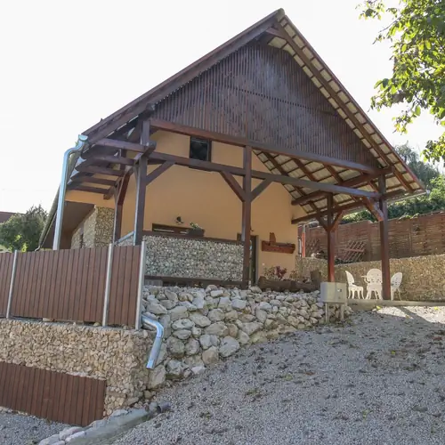 a vend&eacute;gh&aacute;z a bej&aacute;rat felől, el&ouml;lről