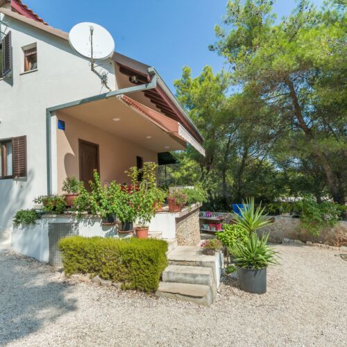 Apartment Ametist Milna  2